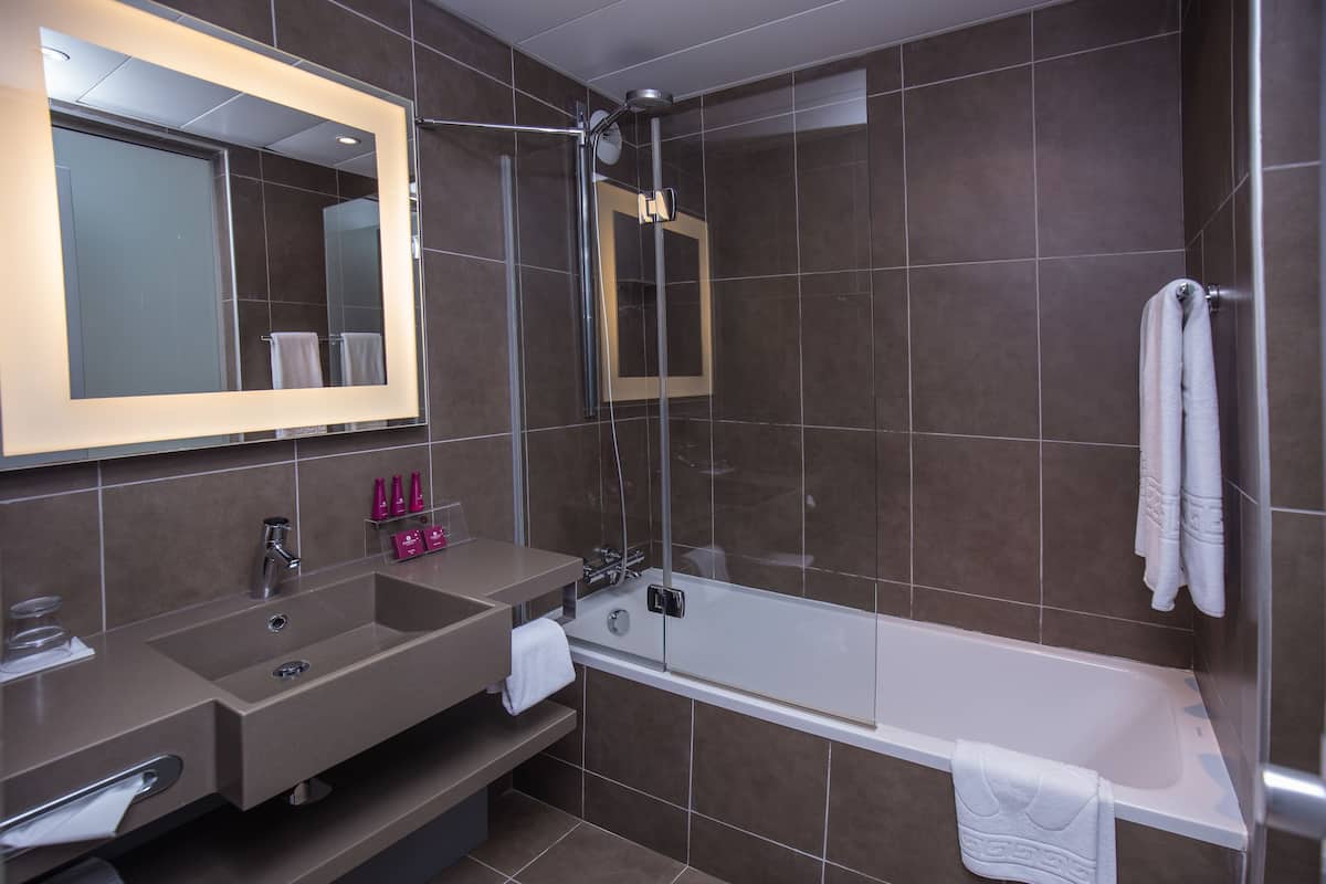 superior room | bathroom | free toiletries, hair dryer, towels