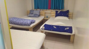 Basic Quadruple Room, 1 Bedroom, Non Smoking | Desk, soundproofing, iron/ironing board, free WiFi - Cebu Hostel (Kowloon)