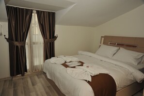 Minibar, in-room safe, desk, iron/ironing board - Pera 26 (Istanbul)