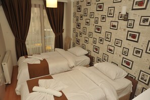 Standard Twin Room | Minibar, in-room safe, desk, iron/ironing board - Pera 26 (Istanbul)
