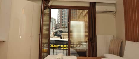 Minibar, coffres-forts dans les chambres, bureau