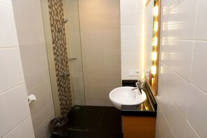 Quarto duplo superior | Banheiro | Chuveiro, toalhas de banho