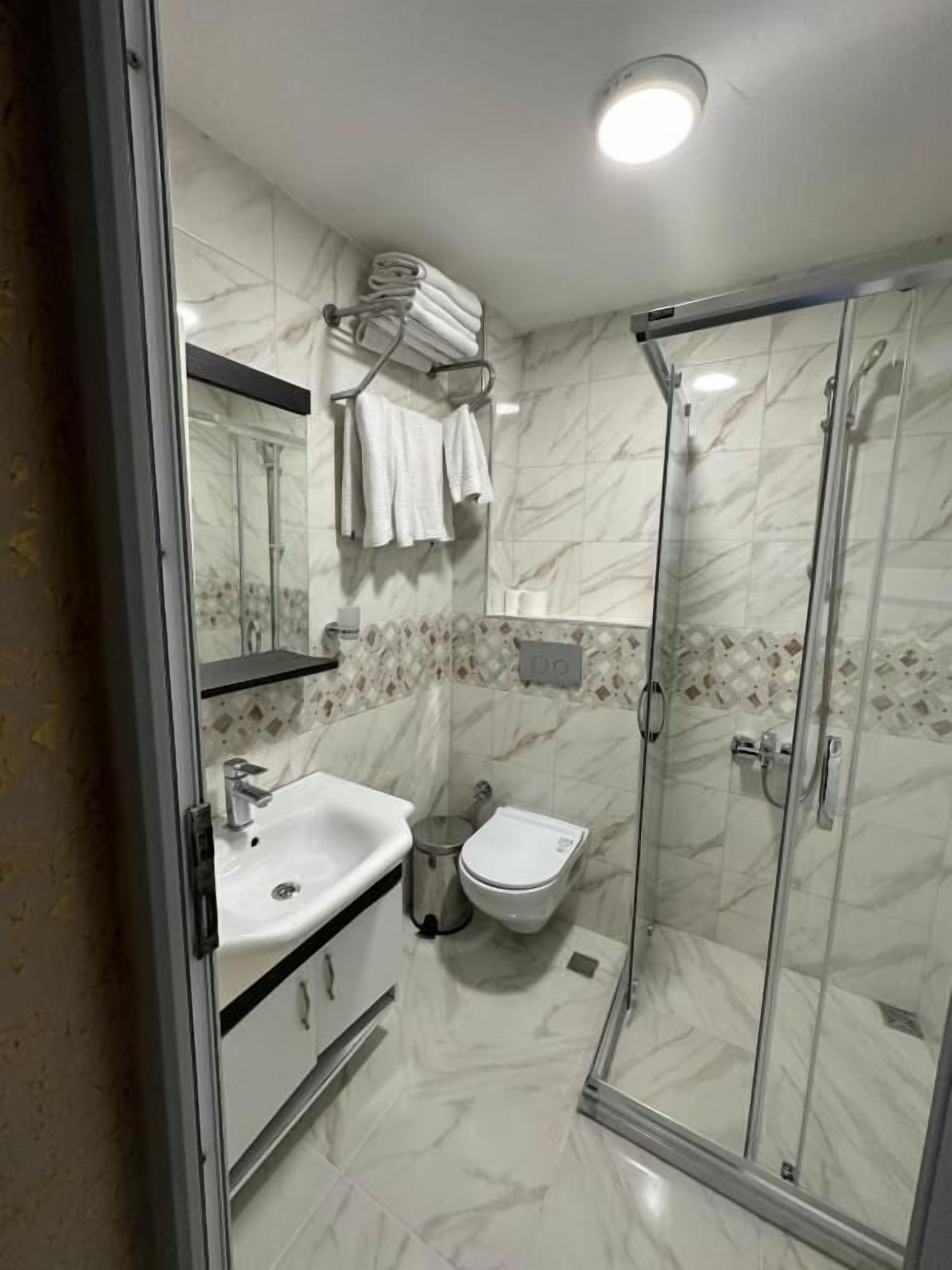 Apartment, 2 Schlafzimmer, Erdgeschoss | Badezimmer | Dusche, Haartrockner, Hausschuhe, Handtücher