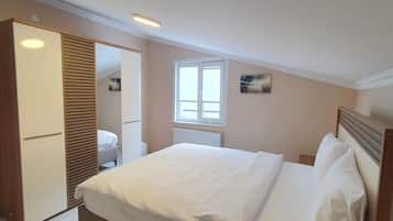 Loftsrom, 1 soverom, terrasse | 2 soverom, sengetøy av topp kvalitet, skrivebord og strykejern/-brett