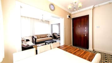 Deluxe-Apartment, 2 Schlafzimmer | Wohnzimmer | LCD-Fernseher