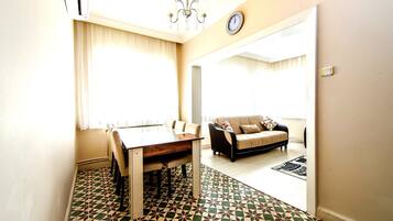 Leilighet – deluxe, 2 soverom | Oppholdsrom | LCD-TV