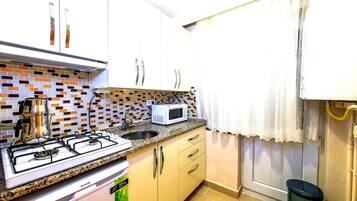 Leilighet, 2 soverom, 1. etasje | Eget kjøkken | Minikjøleskap, mikrobølgeovn, kokeplater og vannkoker