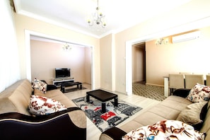 Deluxe-huoneisto, 2 makuuhuonetta | Olohuone | LCD-televisio