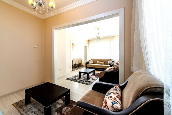 Deluxe-huoneisto, 2 makuuhuonetta | Olohuone | LCD-televisio