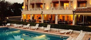 Outdoor pool - Hôtel La Chêneraie (Gréoux-les-Bains)