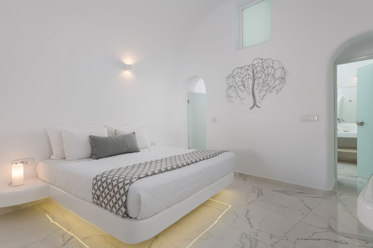 Superior Cave Suite | 1 bedroom, in-room safe, soundproofing, iron/ironing board