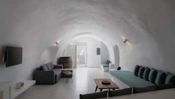 White Cave Suite with Outdoor Hot Tub | Een kluis op de kamer, geluiddichte muren, een strijkplank/strijkijzer