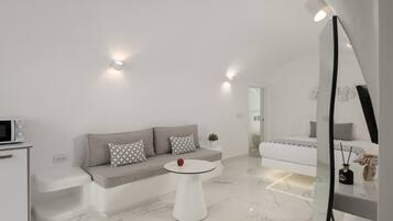 Junior Cave Suite | Living area | 32-inch Smart TV with satellite channels, TV