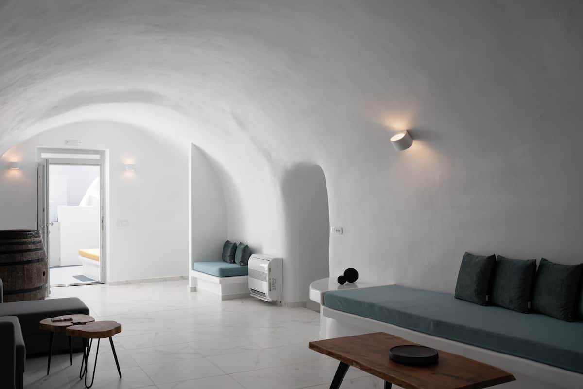 Royal Cave Suite with Outdoor Hot Tub | 1 bedroom, in-room safe, soundproofing, iron/ironing board