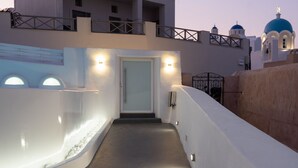 A modern building with a staircase leading to a balcony. - White Concept Caves (Santorini)