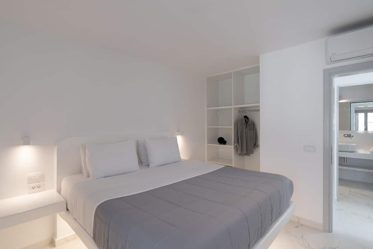 Premium Cave Suite with Outdoor Hot Tub | 1 bedroom, in-room safe, soundproofing, iron/ironing board