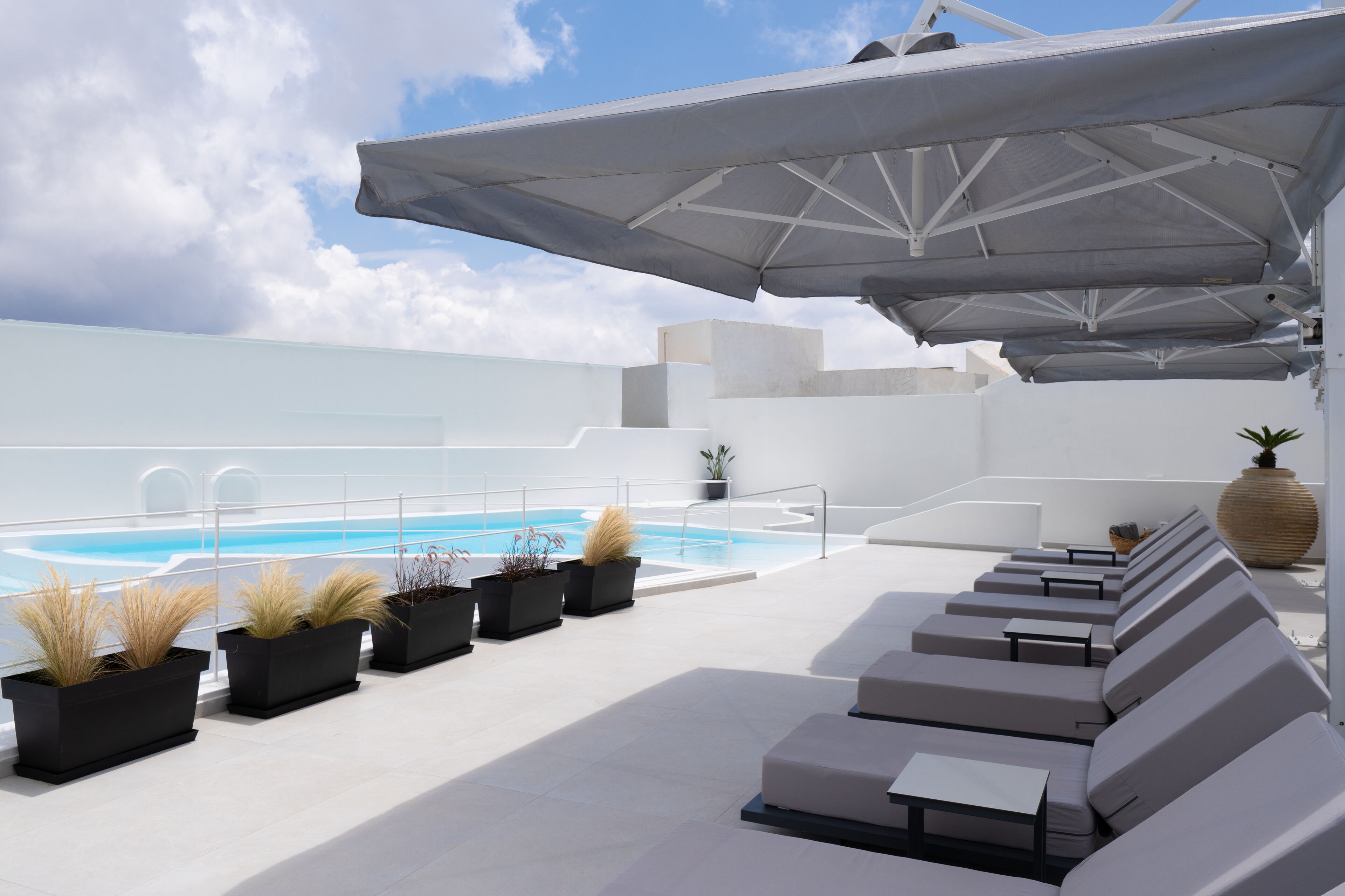 Sæsonbestemt udendørs pool, åben fra kl. 08.00 til kl. 20.00, parasoller