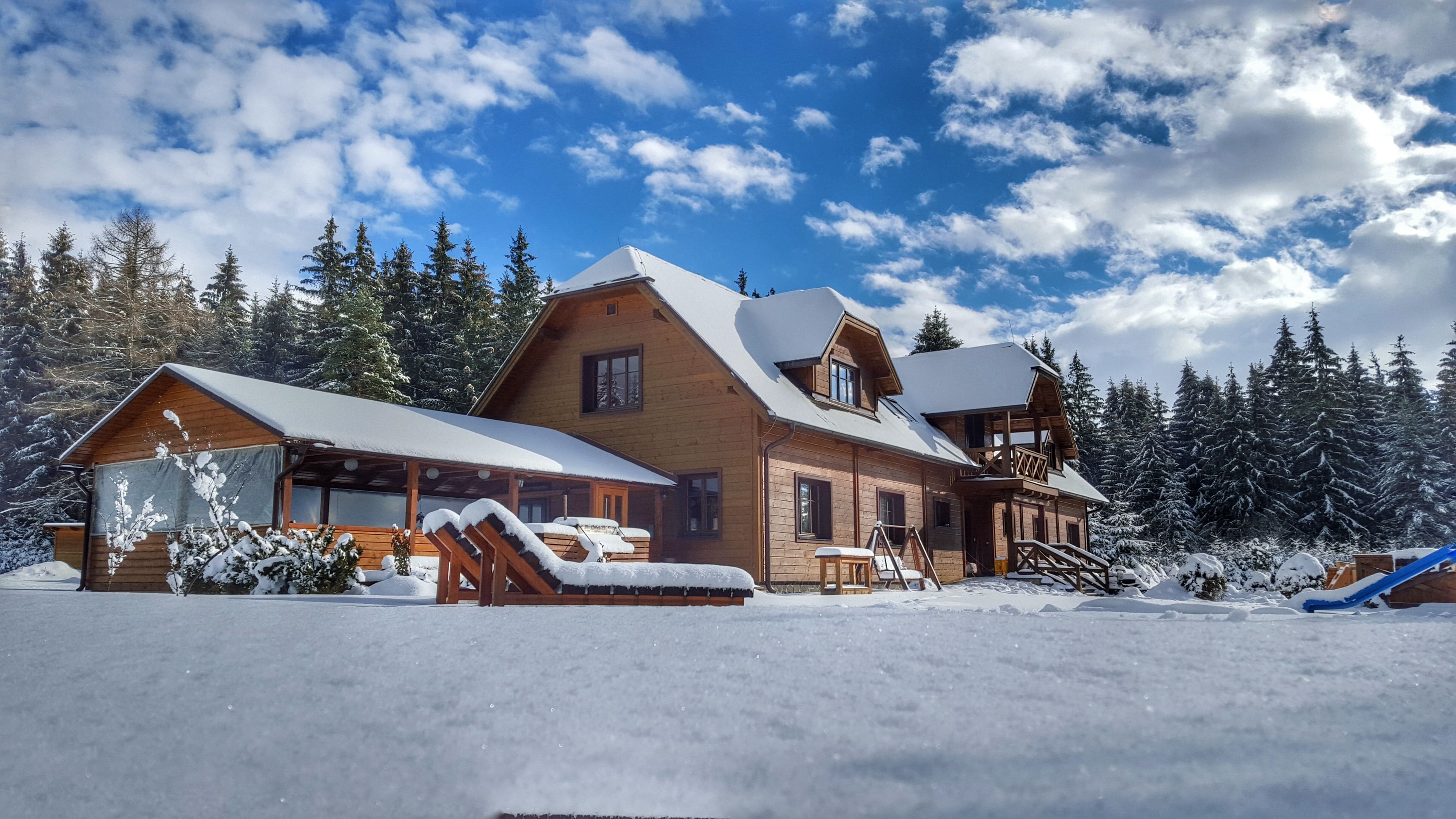 Boendets fasad - kväll/natt