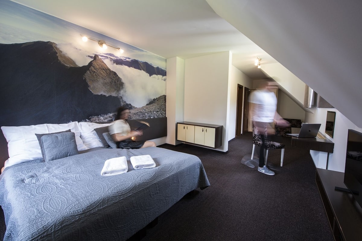 Deluxe Double Room (2 Adults 1 Child) | Una scrivania, Wi-Fi gratuito