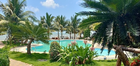 Piscina externa, espreguiçadeiras. Wildland Resort