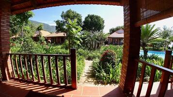 Bungalow estándar, vista al jardín | Balcón