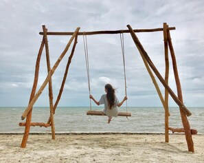 位於海灘上、躺椅、遮陽傘