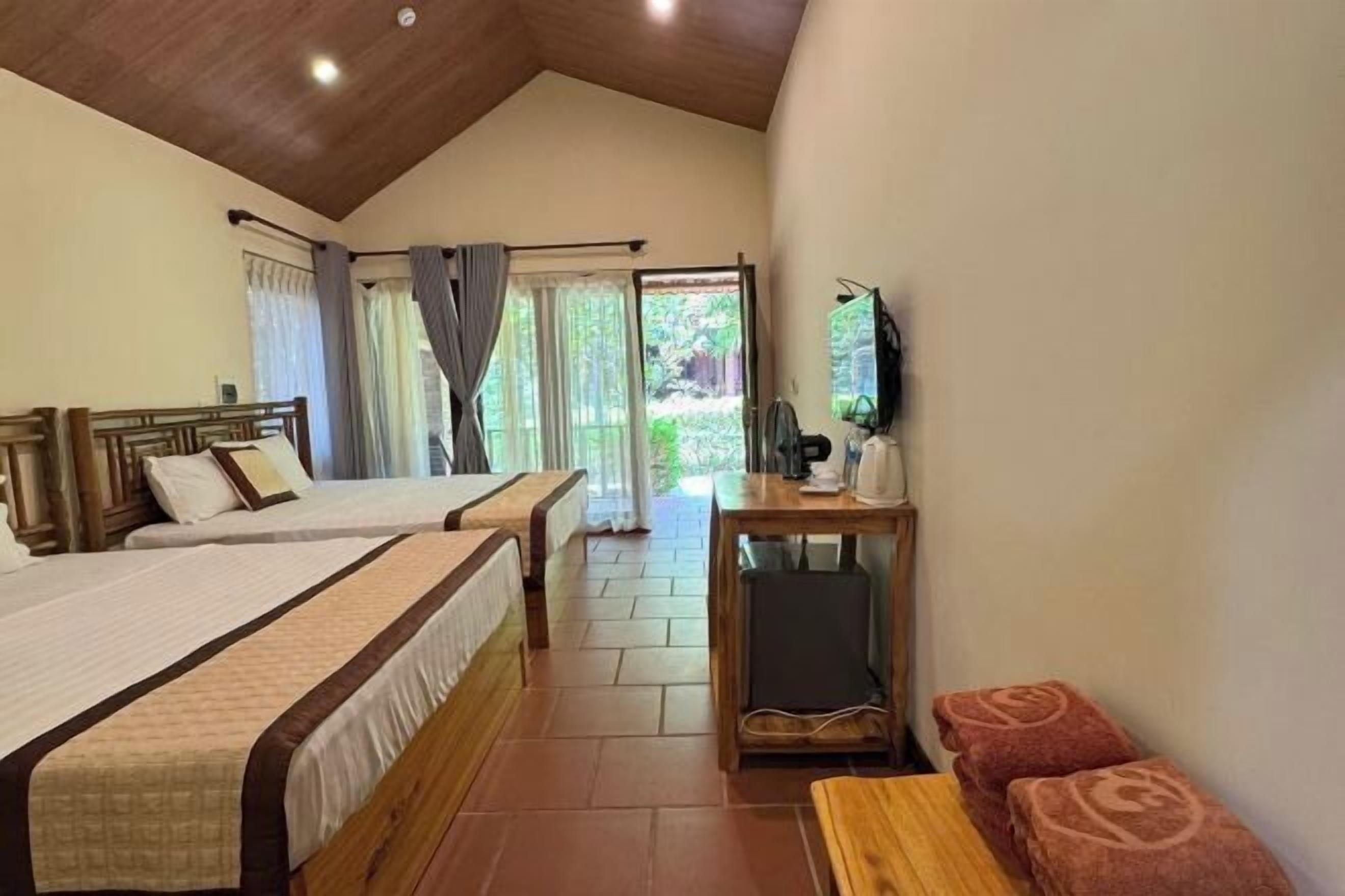 Pillowtop beds, minibar, free WiFi, bed sheets