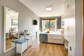 Caja de seguridad en la habitación y escritorio