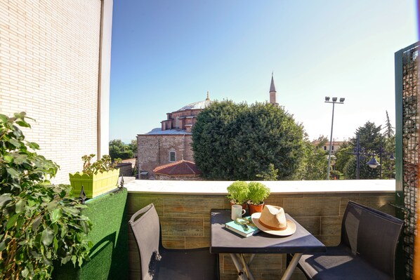 Caja de seguridad en la habitación y escritorio