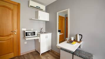 Deluxe Double Room, Balcony | In-room safe, desk, soundproofing, free WiFi