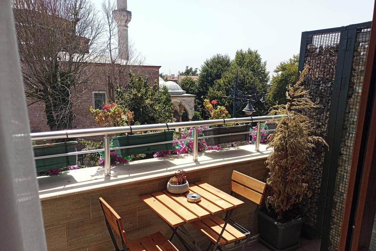 Deluxe Double Room, Balcony | In-room safe, desk, soundproofing, WiFi (free)