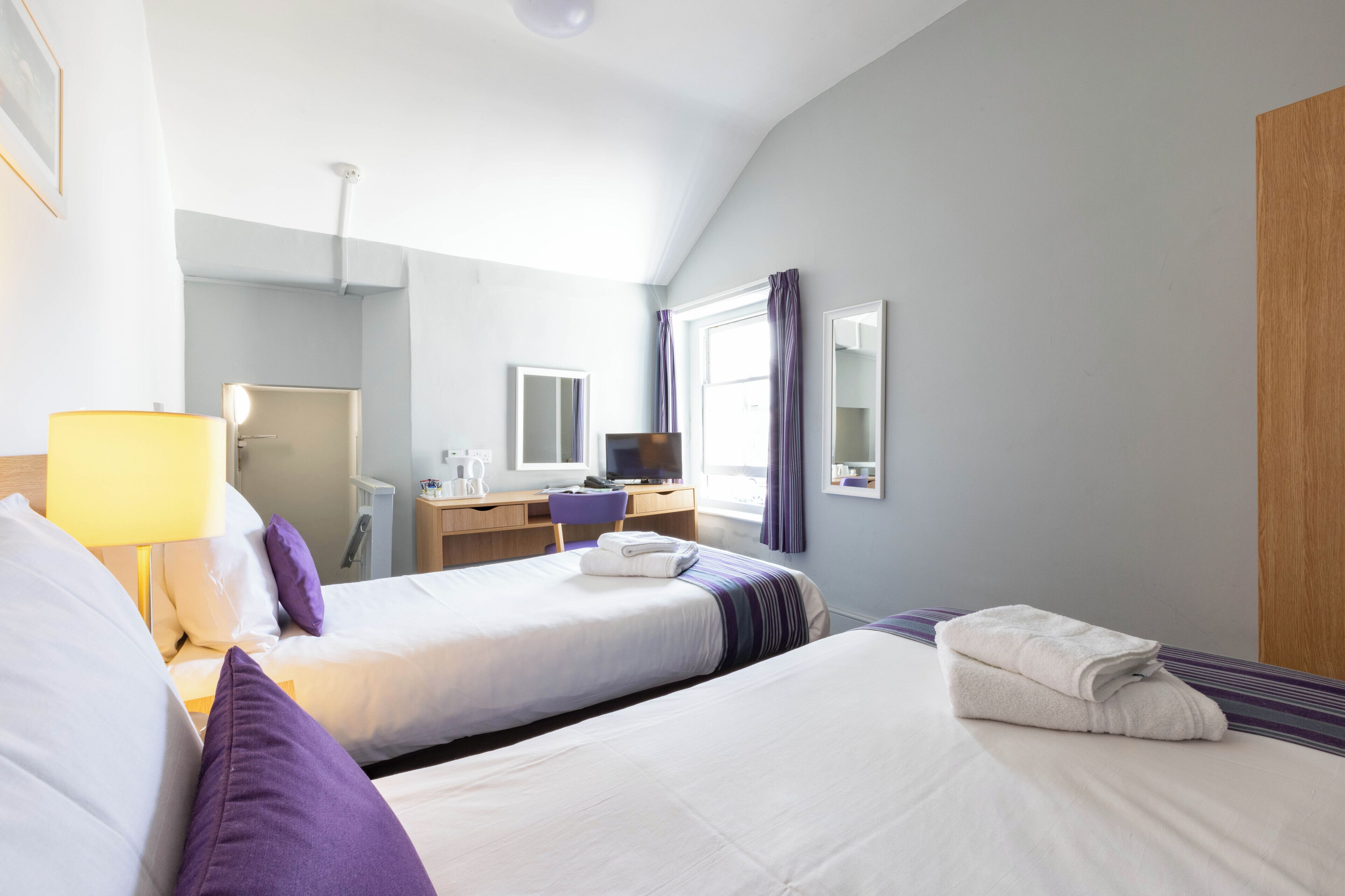 Tabla de planchar con plancha y ropa de cama