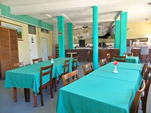 Breakfast (USD 8 per person)