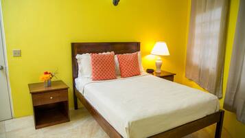 1 habitación, escritorio y tabla de planchar con plancha