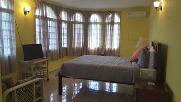 Departamento, 1 habitación, cocineta | 1 habitación, escritorio y tabla de planchar con plancha