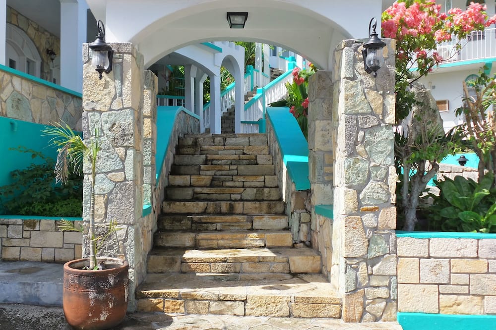 The Apartments at Jolly Castle