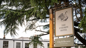 Segnaletica per The Ethorpe Hotel con un'illustrazione di un cigno e riferimento alla Chef & Brewer Collection.