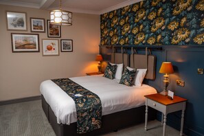 Family Room Sleeps 4 | 書桌、遮光窗簾/窗簾、免費 Wi-Fi、床單