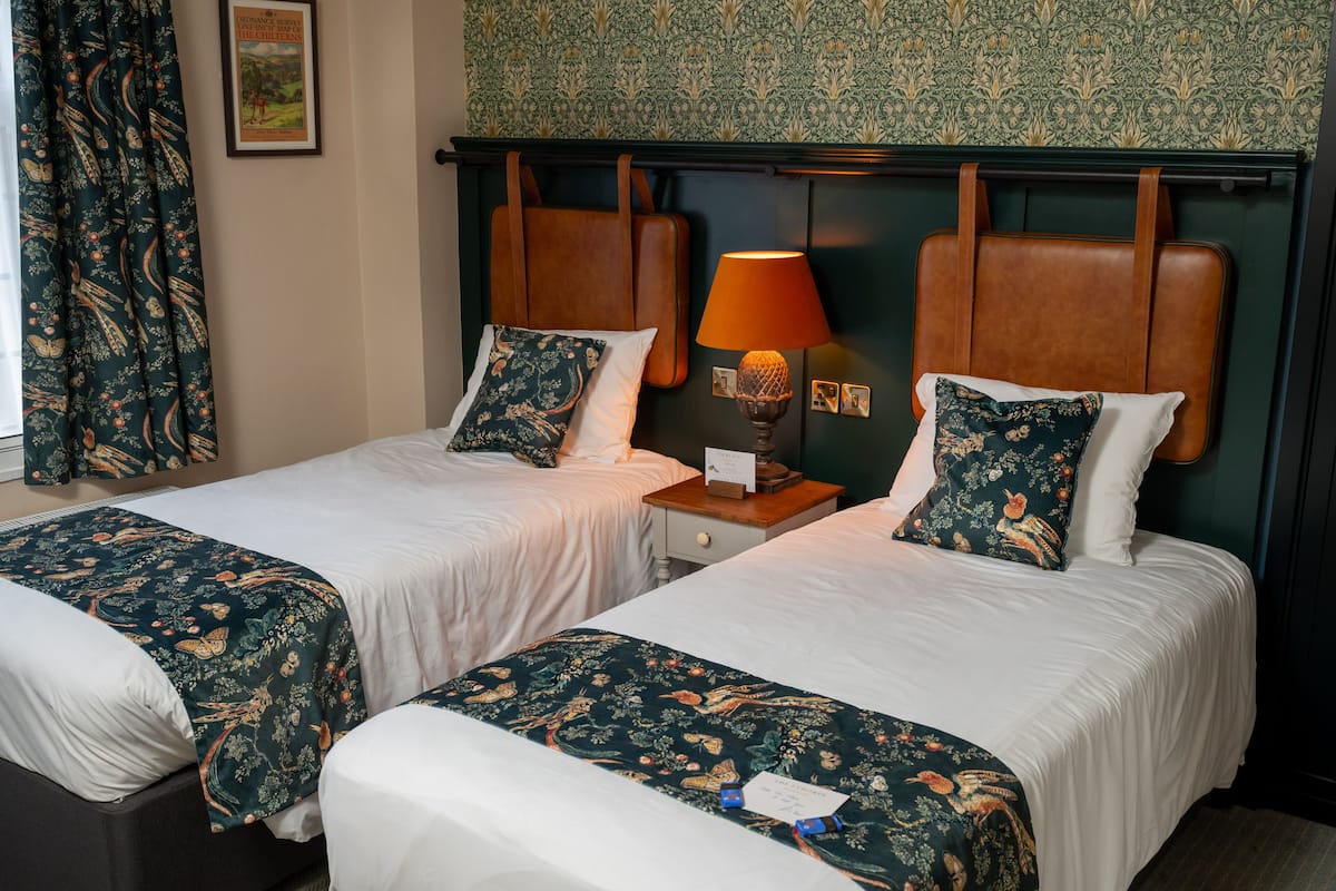 Twin Room, Ensuite | Desk, blackout drapes, free WiFi, bed sheets