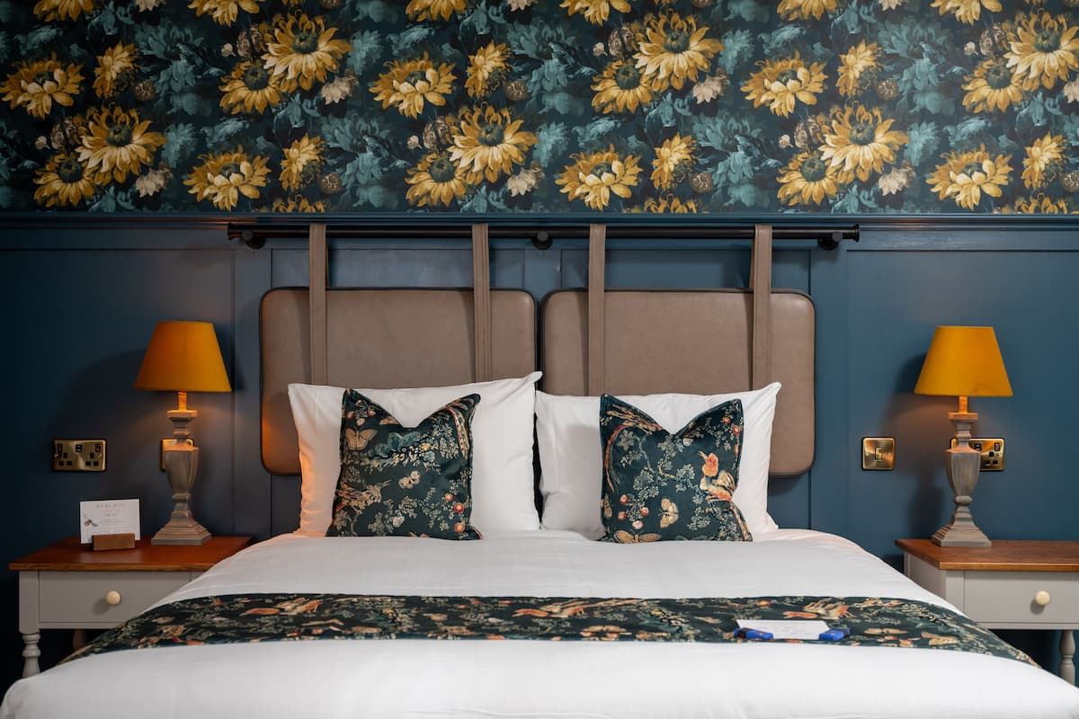 Double Room, Ensuite | Desk, blackout drapes, free WiFi, bed sheets