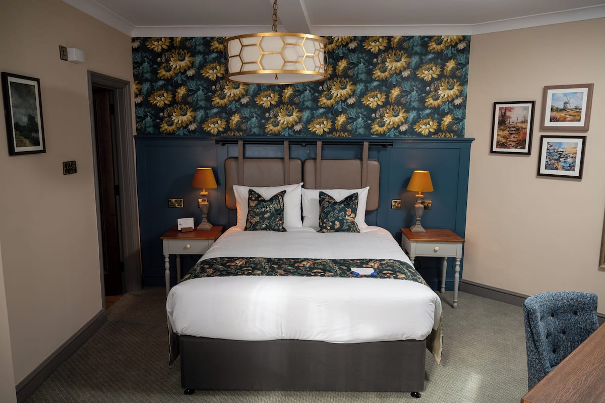 Executive Double Room, Ensuite | Desk, blackout drapes, free WiFi, bed sheets