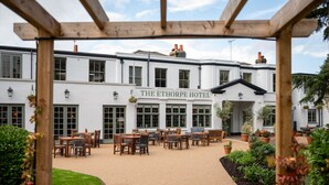 L'Ethorpe Hotel con posti a sedere all'aperto e un'area giardino.