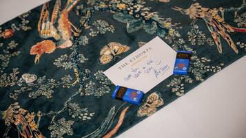 Tejido con estampado floral y una tarjeta con texto escrito a mano.