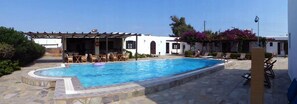 Outdoor pool, pool umbrellas, sun loungers - Arokaria Seaside (Paros)