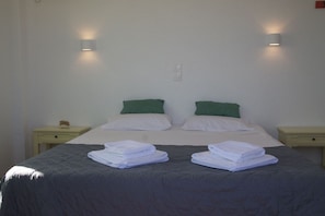 Sistema de insonorización, cunas gratuitas, wifi gratis y ropa de cama