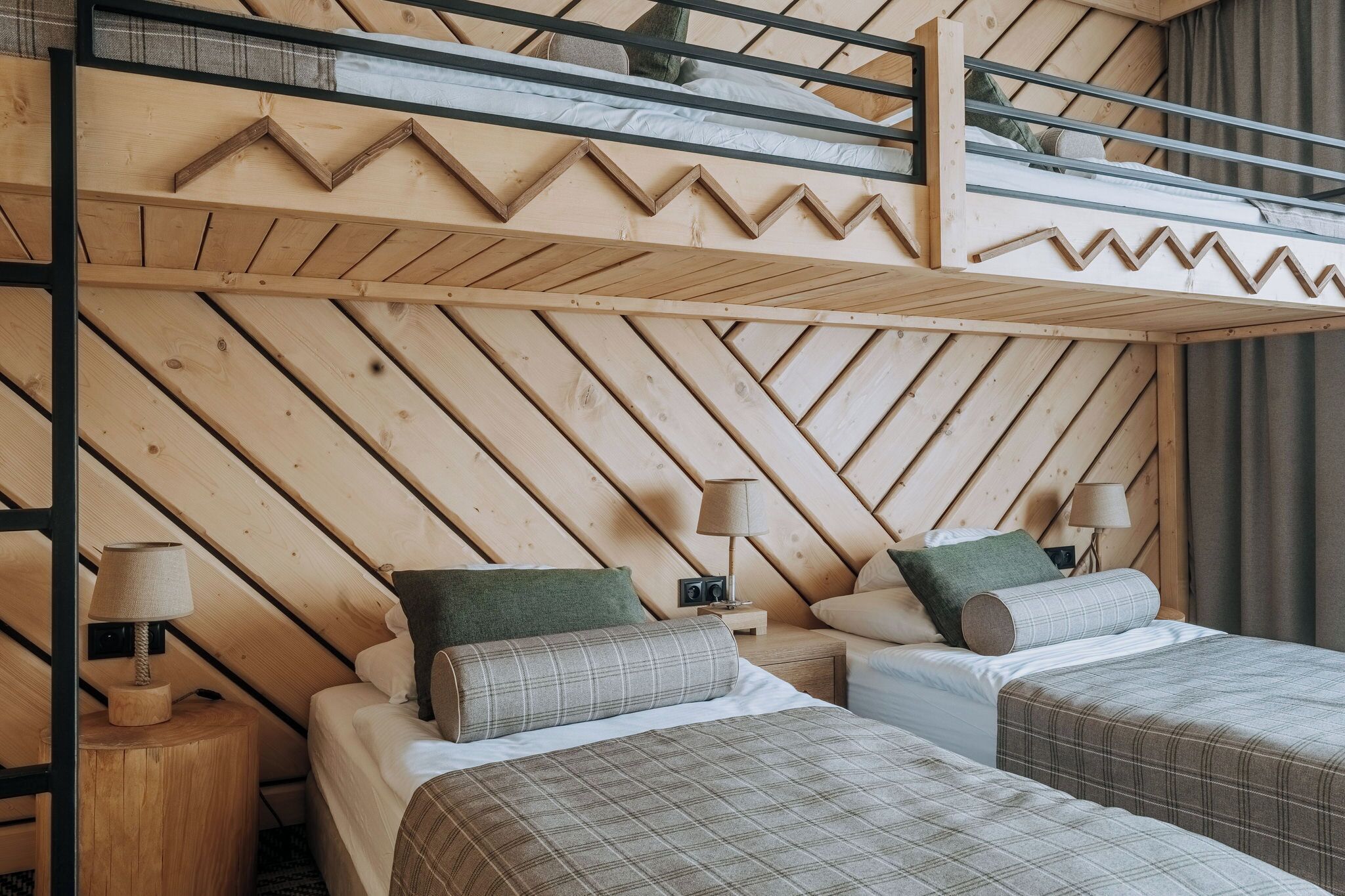 Premium bedding, in-room safe, desk, iron/ironing board