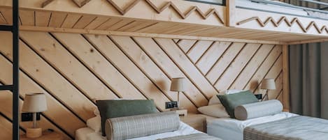 Hochwertige Bettwaren, Zimmersafe, Schreibtisch, Bügeleisen/Bügelbrett