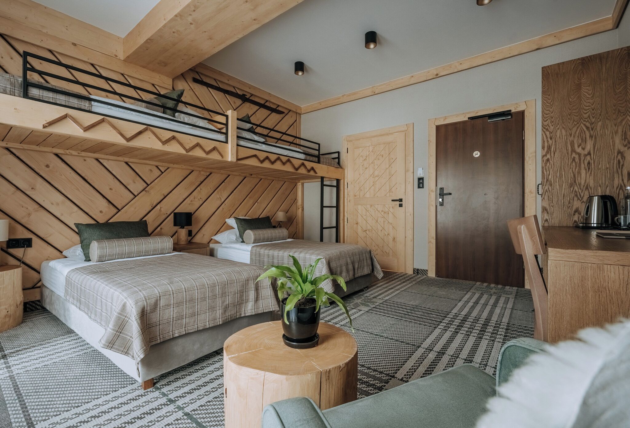 Familierom, fjellutsikt | Sengetøy av topp kvalitet, safe på rommet og skrivebord