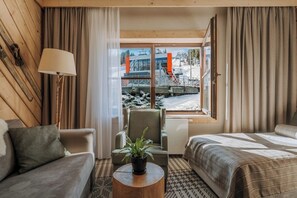 Roupas de cama premium, cofres nos quartos, escrivaninha