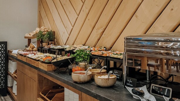 Ein reichhaltiges Buffet mit verschiedenen Speisen und Beilagen.